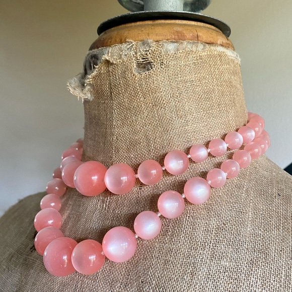 VTG ‘60s Richelieu Pink Pearl Double Strand Necklace & Earrings - Picture 3 of 10